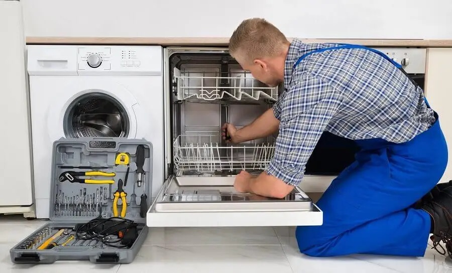 Kaynaşlı Electrolux servisi teknisyen ekibi beyaz eşya tamiri yaparken